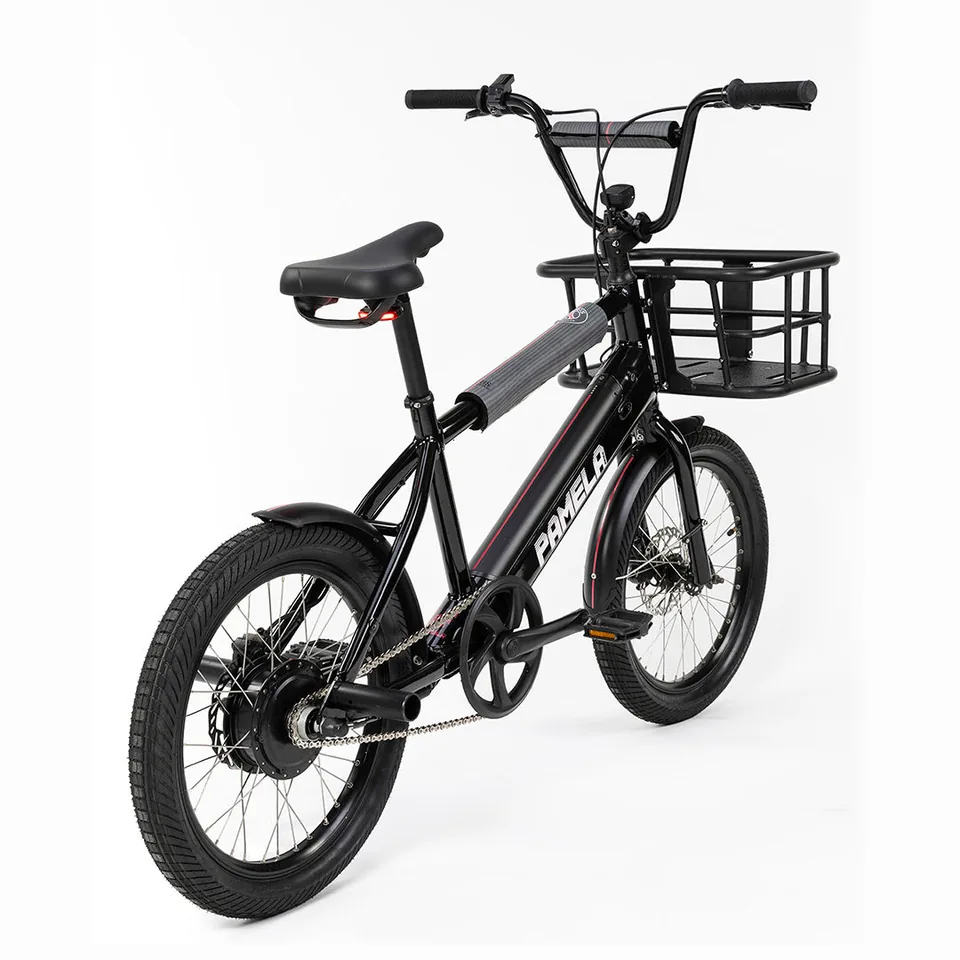 Le Pamela x PSG vu de trois quarts arrière : cadre noir, selle mono, panier avant et roues de 20 pouces